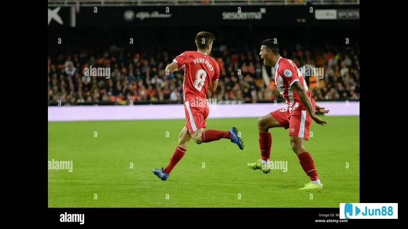 Cầu thủ Valencia tạt bóng vào vòng cấm Girona trong trận đấu Cầu thủ Valencia tạt bóng vào vòng cấm Girona trong trận đấu