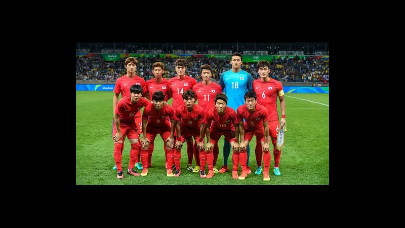 Cầu thủ Hàn Quốc với áo màu đỏ tấn công trước hàng phòng ngự của Paraguay