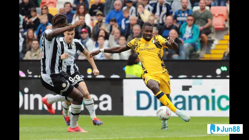 Cầu thủ Inter dùng kỹ thuật tinh tế đẩy bóng qua hàng phòng ngự Cremonese Cầu thủ Inter dùng kỹ thuật tinh tế đẩy bóng qua hàng phòng ngự Cremonese