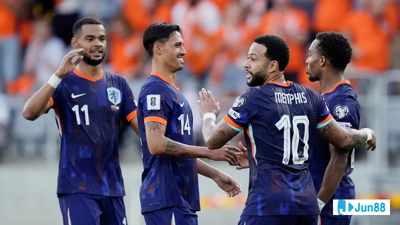 Cầu thủ Lithuania vượt qua cầu thủ Ba Lan trong trận đấu Cầu thủ Lithuania vượt qua cầu thủ Ba Lan trong trận đấu