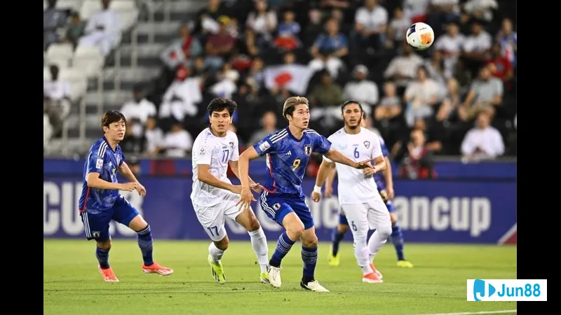 Cầu thủ Nhật Bản đang giữ bóng trước sự áp đảo của hậu vệ Paraguay Cầu thủ Nhật Bản đang giữ bóng trước sự áp đảo của hậu vệ Paraguay