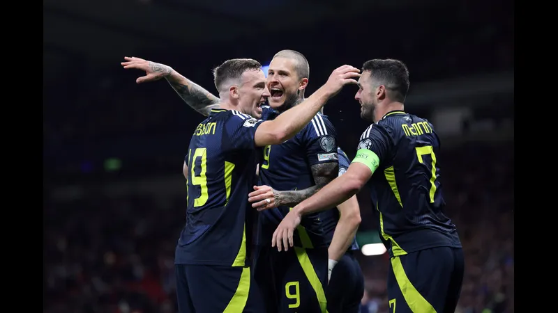 Cầu thủ Scotland chạy nhanh với bóng để vượt qua cầu thủ Belarus Cầu thủ Scotland chạy nhanh với bóng để vượt qua cầu thủ Belarus