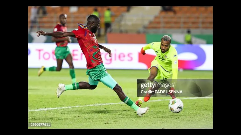 Cầu thủ Tunisia với chiếc áo đỏ đang chiến đấu với cầu thủ Namibia trong trận đấu quyết liệt Cầu thủ Tunisia với chiếc áo đỏ đang chiến đấu với cầu thủ Namibia trong trận đấu quyết…