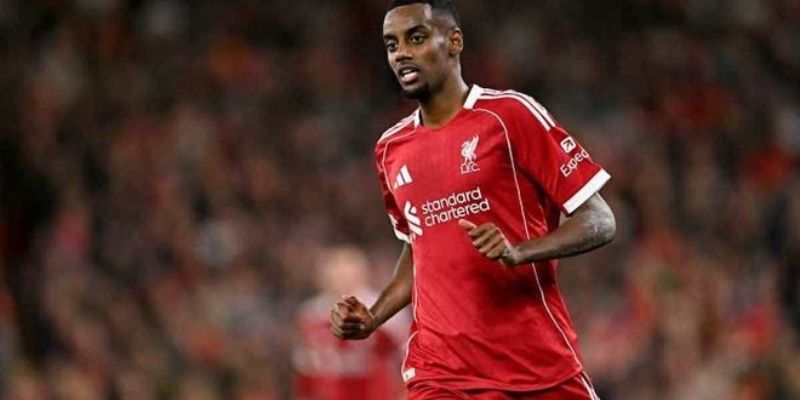 Alexander Isak đối mặt áp lực CĐV trong trận đầu