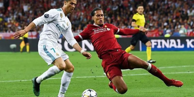 Kỹ năng phòng ngự cơ bản và nâng cao của hậu vệ là gì?