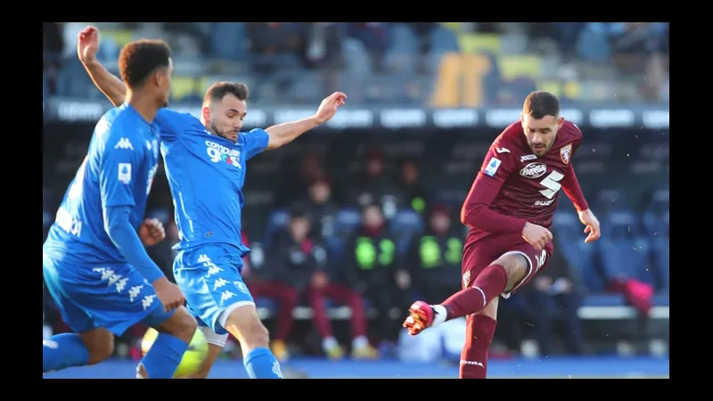 Cầu thủ Lecce vượt qua cầu thủ Torino trên sân cỏ