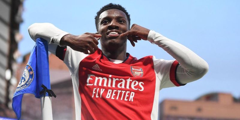 Nketiah ăn mừng cú volley đẹp mắt