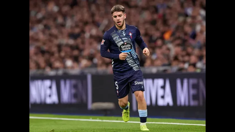 Cầu thủ Albacete vượt qua cầu thủ Celta Vigo bằng kỹ thuật đi bóng cá nhân.