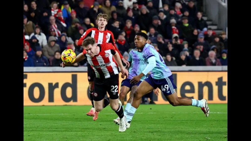Cầu thủ Arsenal vượt qua phòng ngự của Brentford trong trận đấu