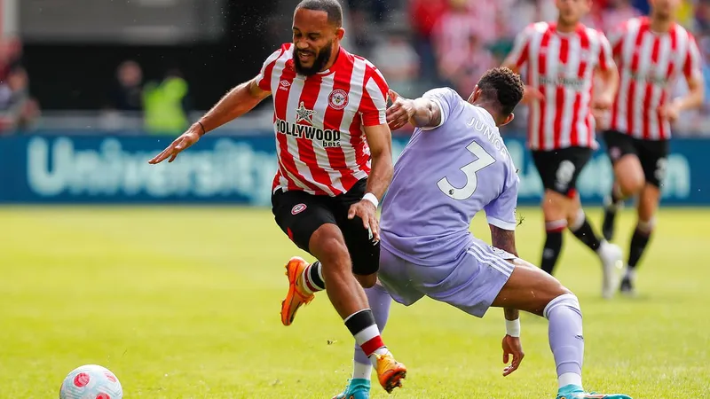 Brentford đấu với Leeds trong trận bóng đá Brentford đấu với Leeds trong trận bóng đá