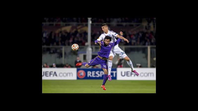 Cầu thủ Fiorentina với chiếc áo tím cố gắng giữ bóng khỏi sự áp sát của cầu thủ Dynamo Kyiv với chiếc áo trắng Cầu thủ Fiorentina với chiếc áo tím cố gắng giữ bóng khỏi sự áp sát của cầu thủ Dynamo…