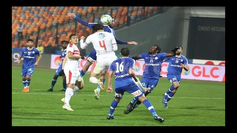 Cầu thủ của Haras El Hodood tiến về phía mục tiêu trong một tình huống tranh chấp với cầu thủ của El Ismaily. Cầu thủ của Haras El Hodood tiến về phía mục tiêu trong một tình huống tranh chấp với cầu…