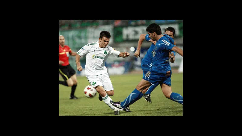 Một cầu thủ của đội Kavala đang chống đỡ sự áp đảo từ cầu thủ đối phương của Panathinaikos