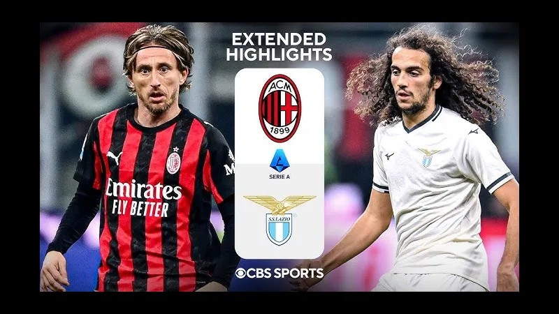 Cầu thủ Lazio dùng kỹ thuật để vượt qua cầu thủ AC Milan trên sân cỏ Cầu thủ Lazio dùng kỹ thuật để vượt qua cầu thủ AC Milan trên sân cỏ