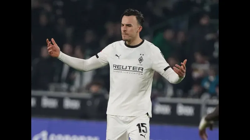 Cầu thủ của Monchengladbach vượt qua phòng ngự của St. Pauli trong trận đấu bóng đá