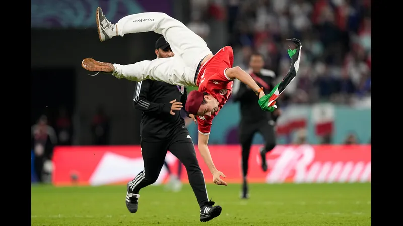 Cầu thủ Palestine vượt qua cầu thủ Tunisia trên sân cỏ Cầu thủ Palestine vượt qua cầu thủ Tunisia trên sân cỏ