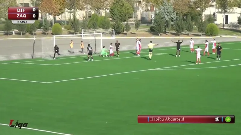 Cầu thủ của Sabail với chiếc áo màu đỏ đang tạo ra một tình huống nguy hiểm trước cầu môn của Difai Agsu Cầu thủ của Sabail với chiếc áo màu đỏ đang tạo ra một tình huống nguy hiểm trước cầu môn…