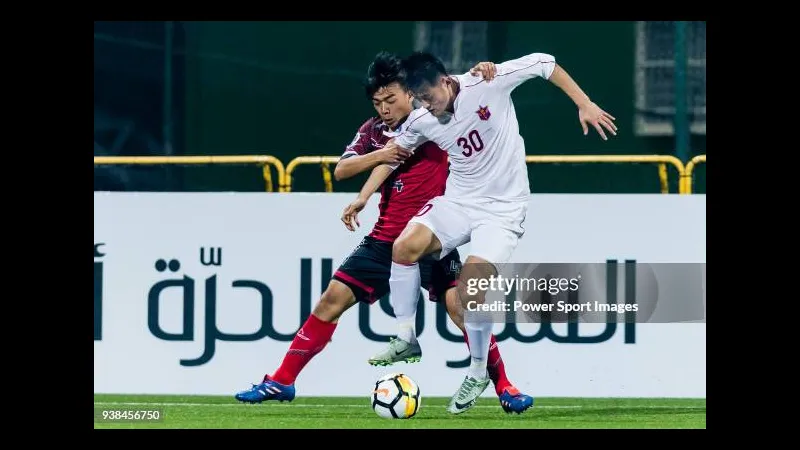 Cầu thủ Taichung tạt bóng vào vòng cấm Hang Yuen trong trận đấu quyết liệt.