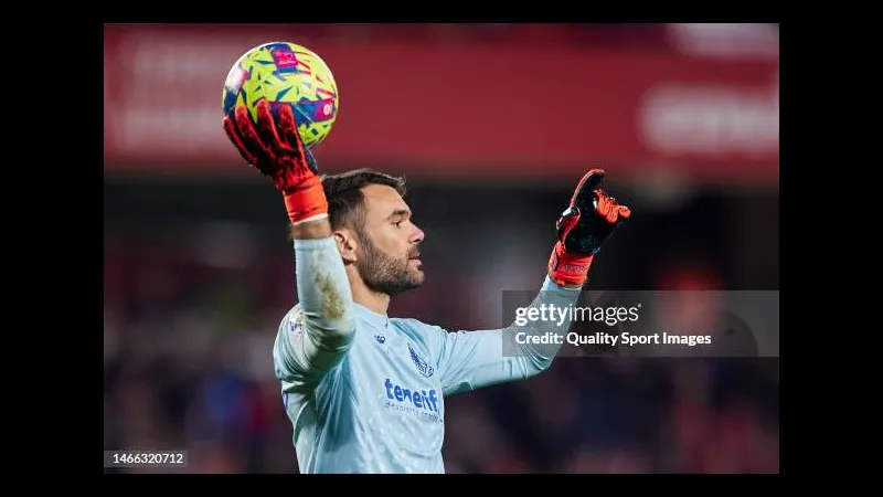 Cầu thủ của đội Tenerife nỗ lực giữ bóng trước sự áp đảo từ đội Granada