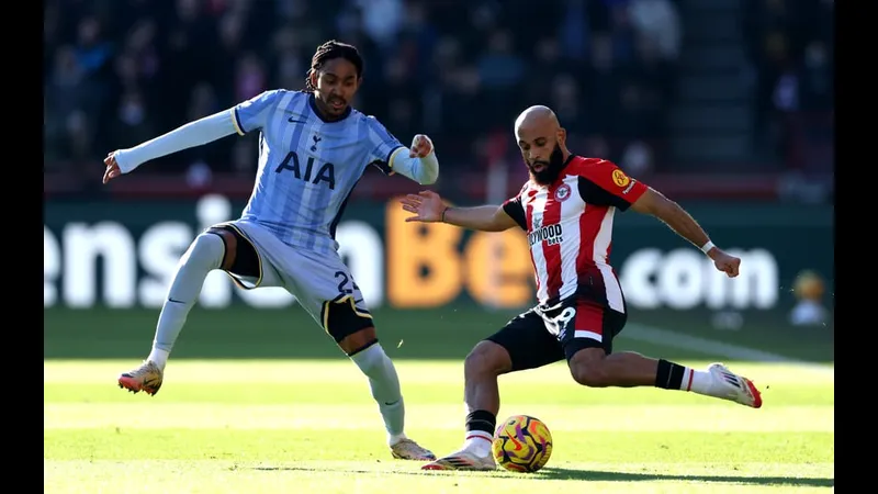 Cầu thủ Tottenham với bóng trước sự áp đảo của cầu thủ Brentford Cầu thủ Tottenham với bóng trước sự áp đảo của cầu thủ Brentford