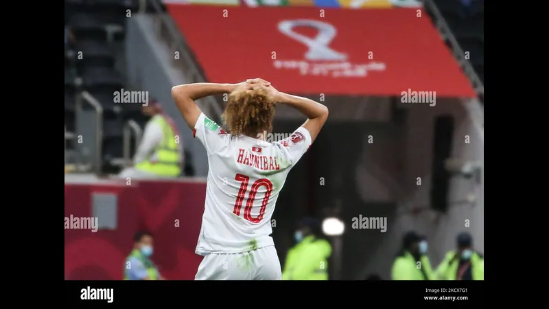 Cầu thủ Tunisia vượt qua cầu thủ Syria để tiến vào khu vực nguy hiểm Cầu thủ Tunisia vượt qua cầu thủ Syria để tiến vào khu vực nguy hiểm