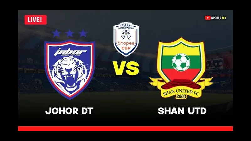 Cầu thủ Johor DT và Shan Utd tranh chấp quả bóng trên sân cỏ