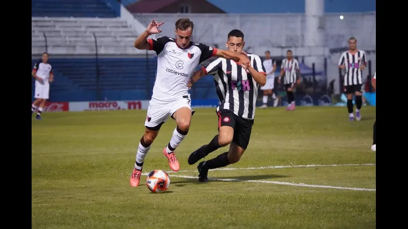 Cầu thủ đội Paysandu đang tung cú đá mạnh vào khung thành đối phương Cầu thủ đội Paysandu đang tung cú đá mạnh vào khung thành đối phương