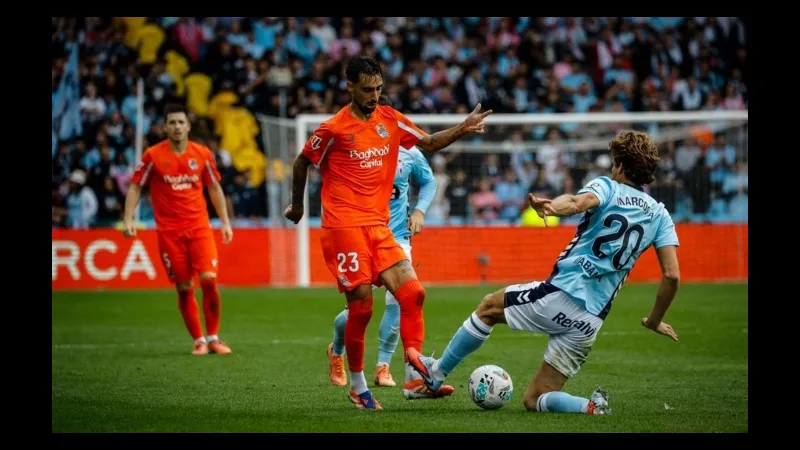 Cầu thủ Paysandu và Miramar tranh chấp quả bóng trên sân cỏ Cầu thủ Paysandu và Miramar tranh chấp quả bóng trên sân cỏ