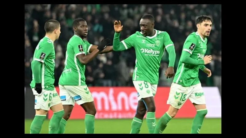 Cầu thủ đội Stade de Reims và Saint đang tranh chấp quả bóng Cầu thủ đội Stade de Reims và Saint đang tranh chấp quả bóng
