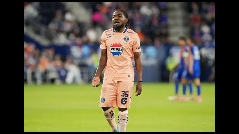 Cầu thủ Genesis và Motagua đang tranh chấp bóng trên sân Cầu thủ Genesis và Motagua đang tranh chấp bóng trên sân