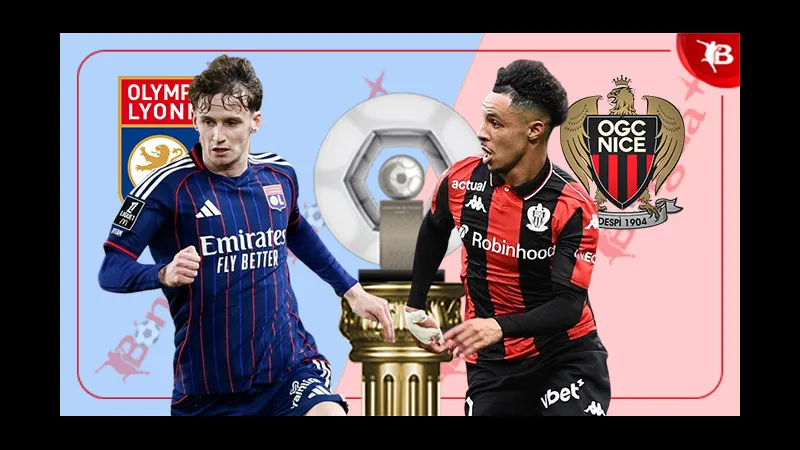 Cầu thủ Lyon và Nice đang đua tốc độ trên sân cỏ Cầu thủ Lyon và Nice đang đua tốc độ trên sân cỏ