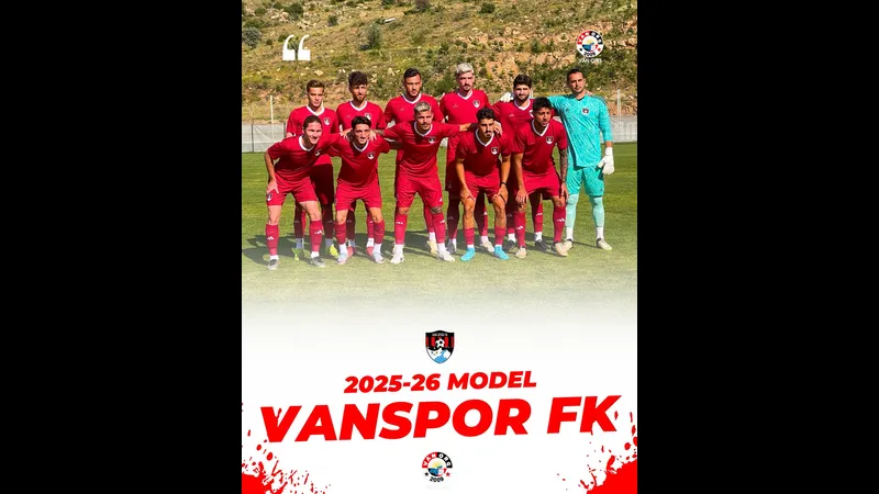 Cầu thủ Vanspor FK và Bodrumspor tranh chấp bóng trên sân Cầu thủ Vanspor FK và Bodrumspor tranh chấp bóng trên sân