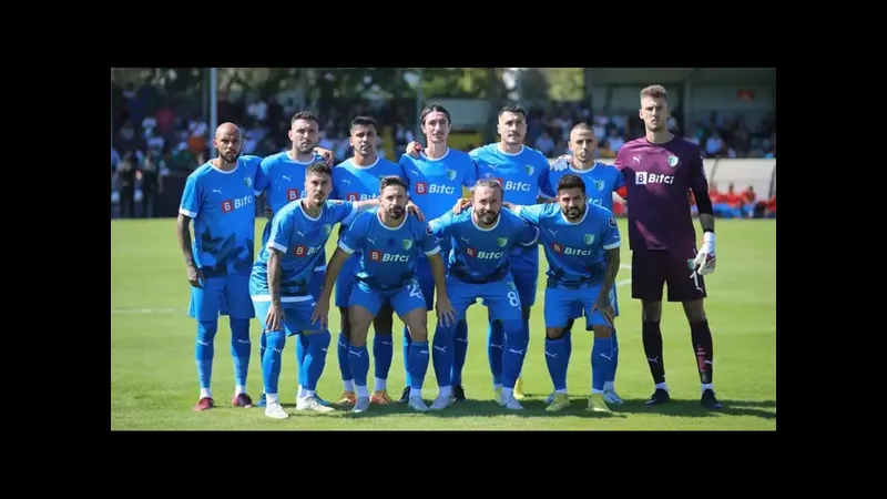 Cầu thủ Vanspor FK và Bodrumspor đối đầu trên sân cỏ Cầu thủ Vanspor FK và Bodrumspor đối đầu trên sân cỏ